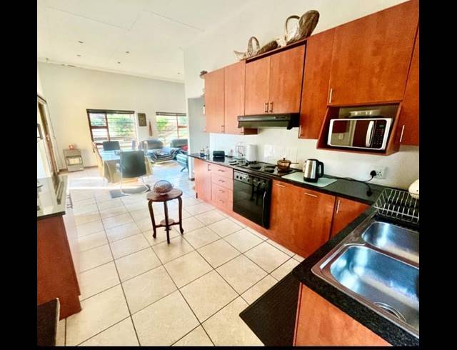 3 BEDROOM TOWNHOUSE FOR SALE IN OAKDENE